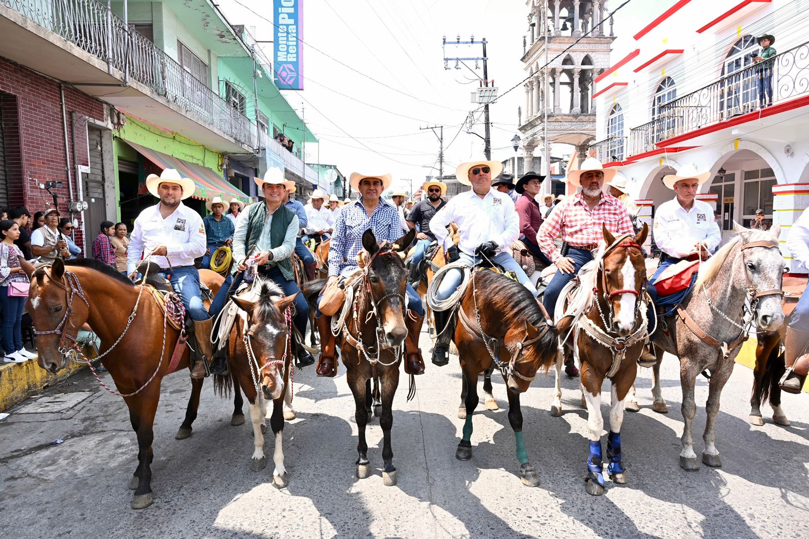 Encabeza diputado Esteban Bautista la 16ª Cabalgata Internacional de la Unidad
